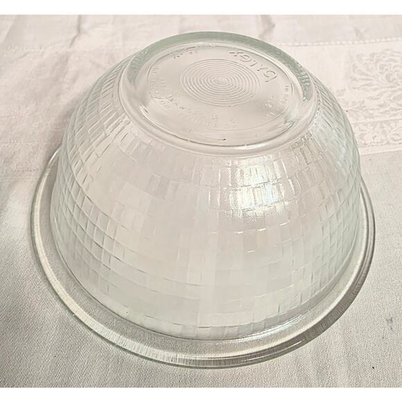 Vintage Pyrex 1 quart Round Borosilicate Glass Bowl Basket Weave Pattern - Picture 3 of 5